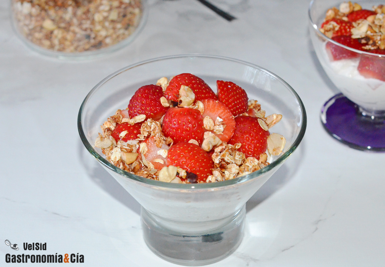 Crema de requesón, fresas y granola casera