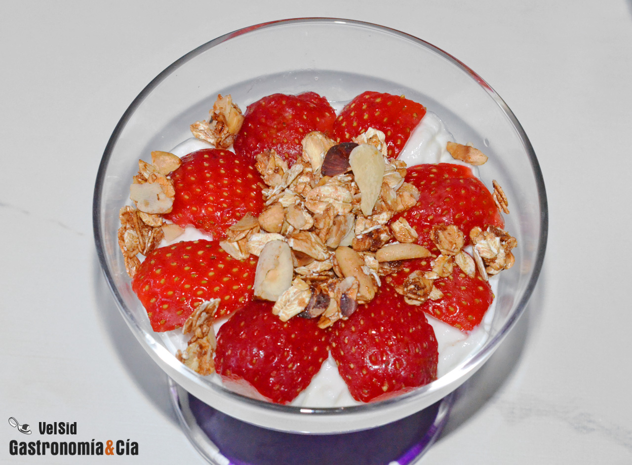 Crema de requesón, fresas y granola casera