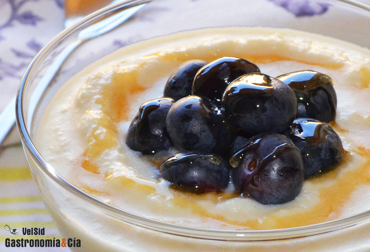 Crema de requesón con arándanos y miel