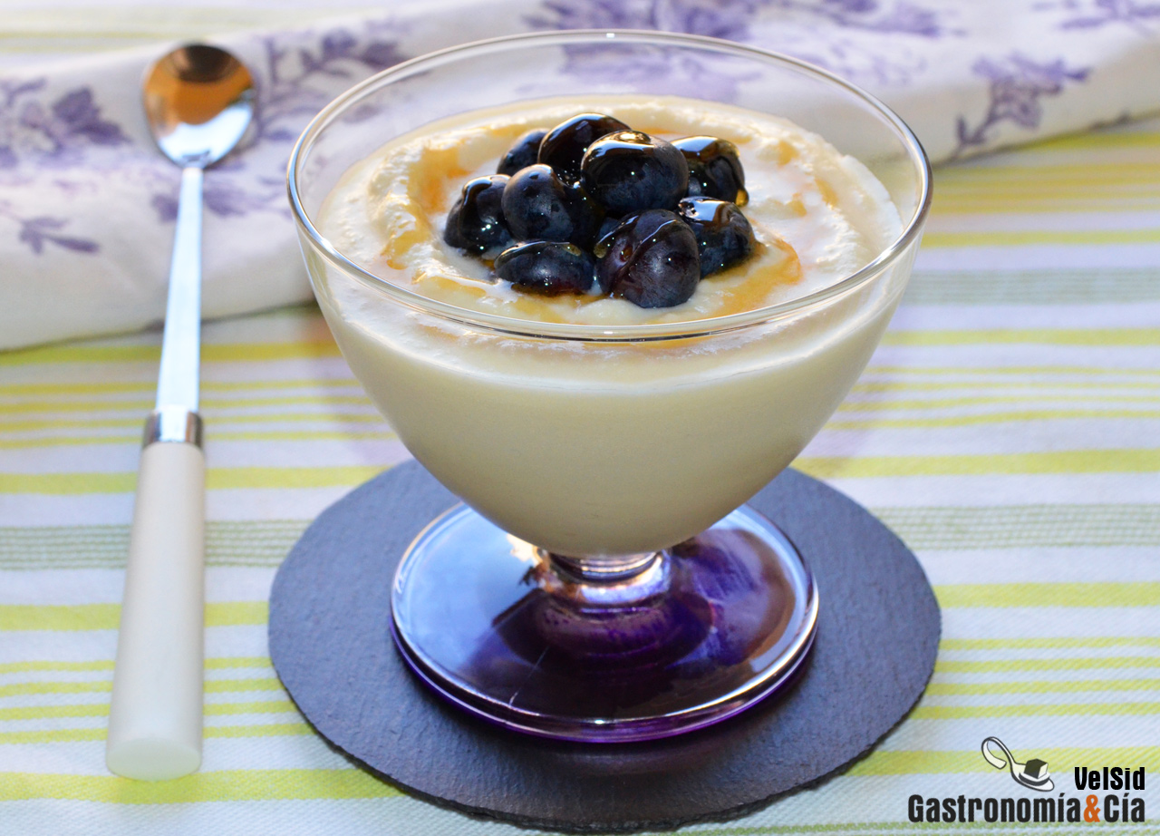 Crema de requesón con arándanos y miel