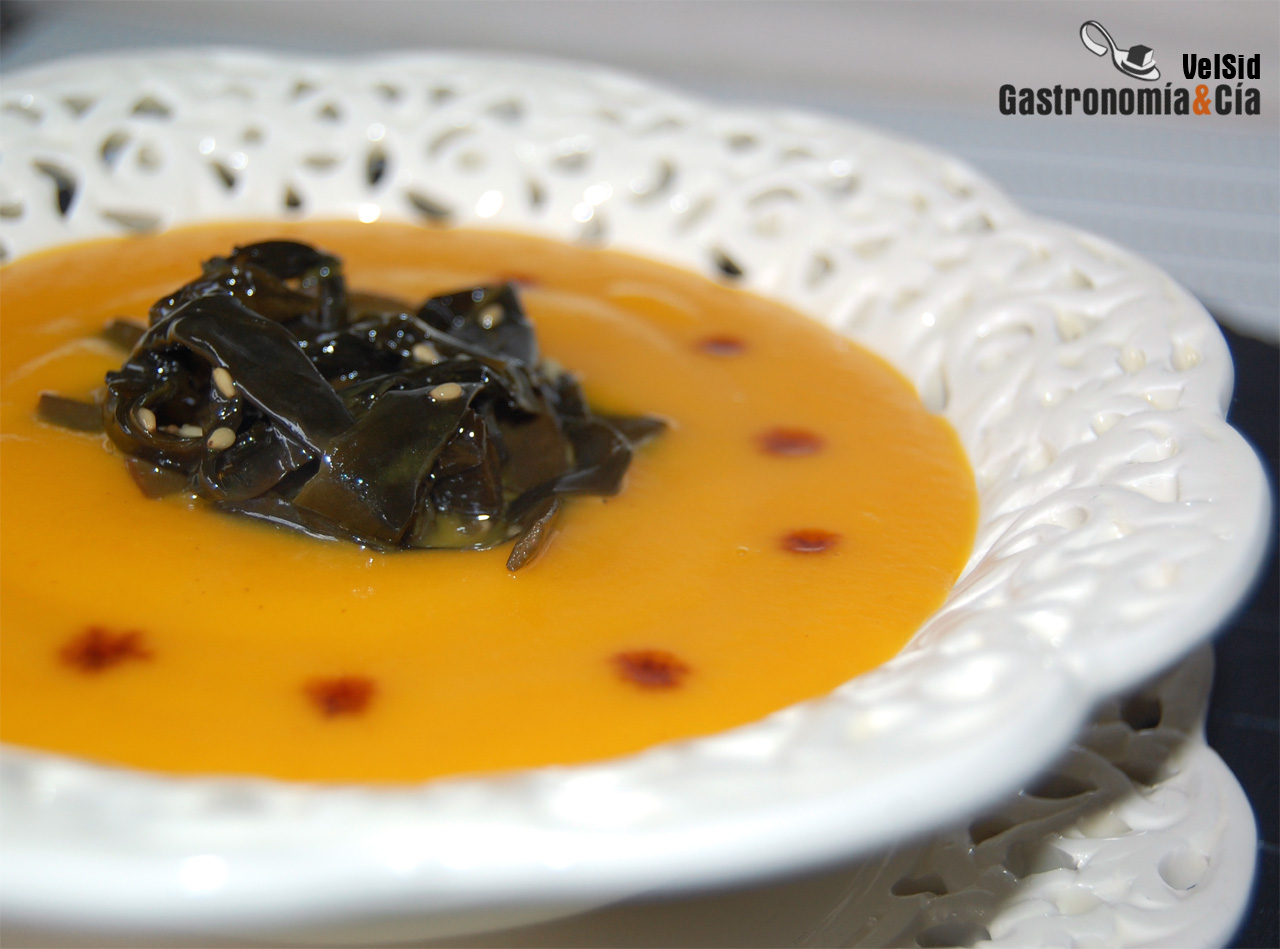 Crema de zanahoria con ensalada de algas