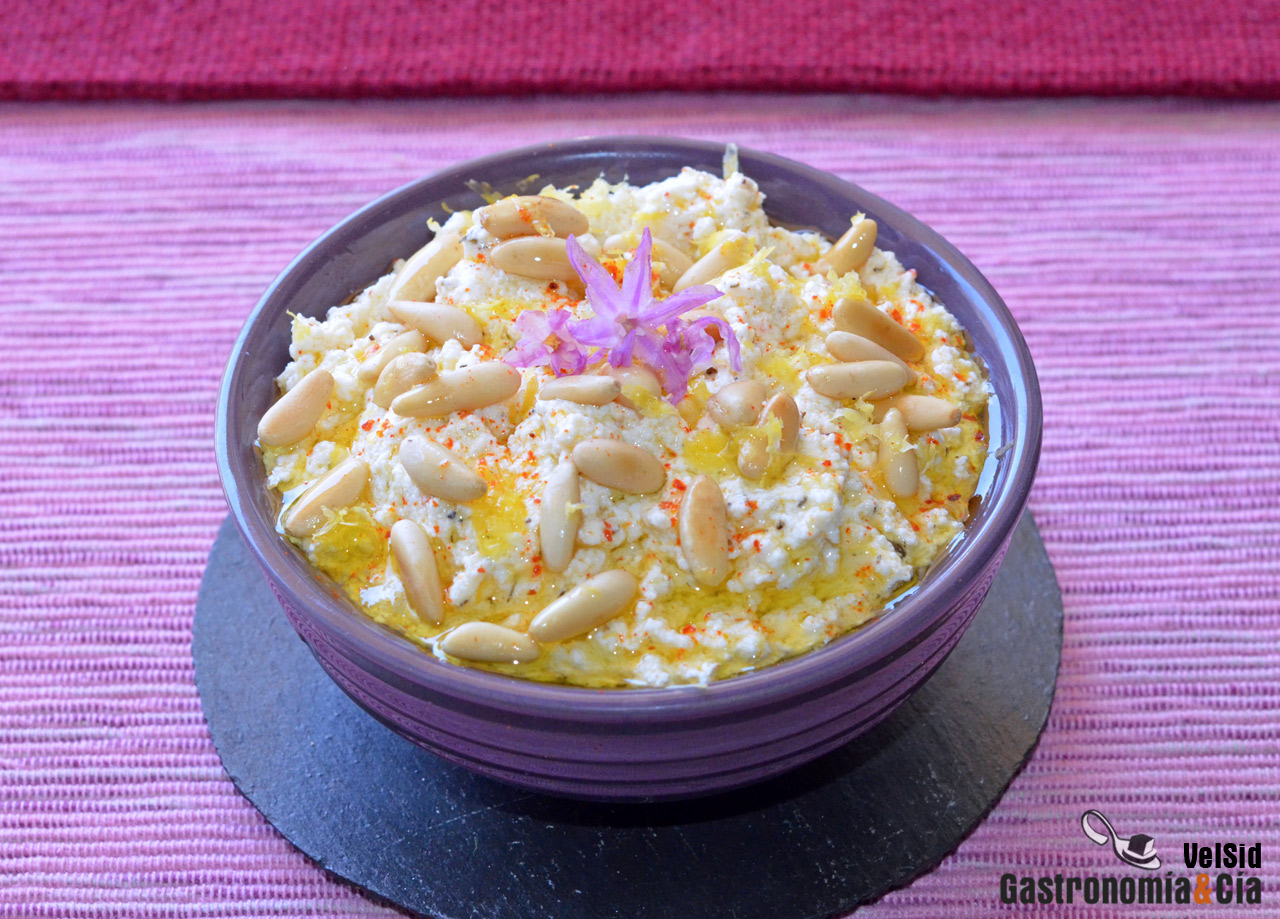 Crema de requesón, tomillo limón y piñones tostados