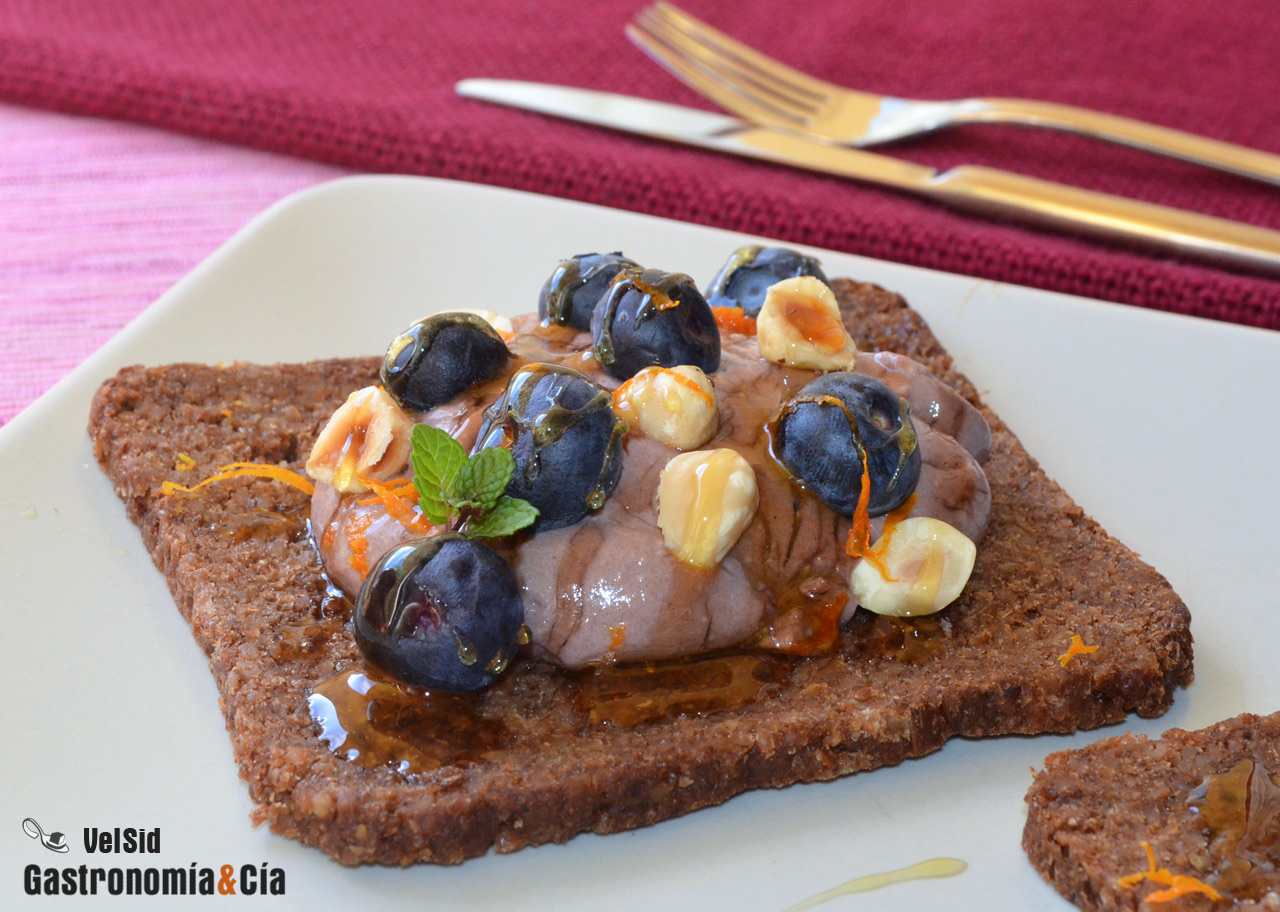 Crema de tofu, cacao y naranja sobre pan de centeno