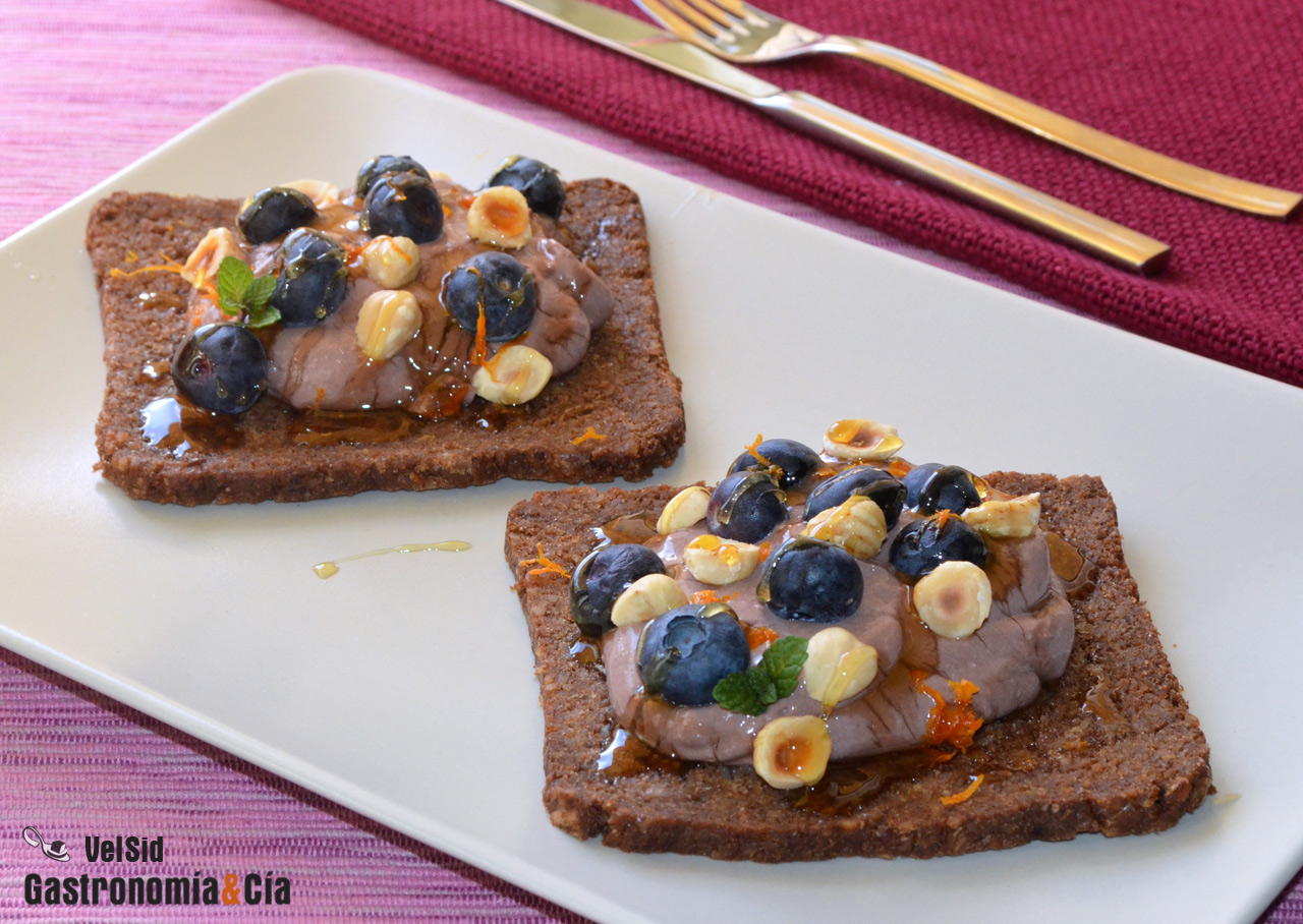 Crema de tofu, cacao y naranja sobre pan de centeno