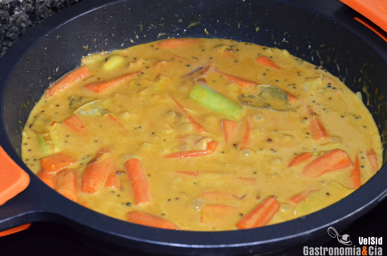 Crema de zanahoria al curry con leche de coco y tempeh 