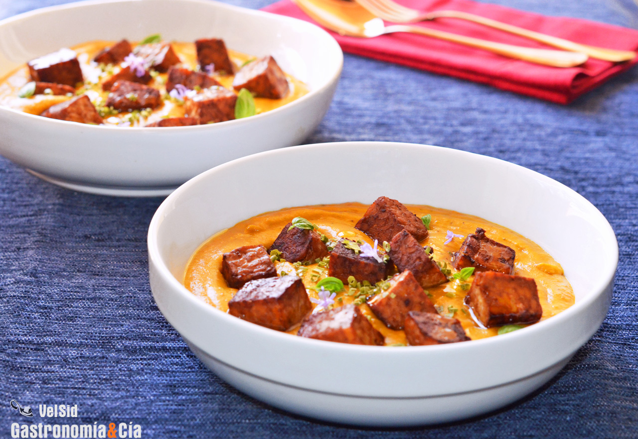 Crema de zanahoria al curry con leche de coco y tempeh 