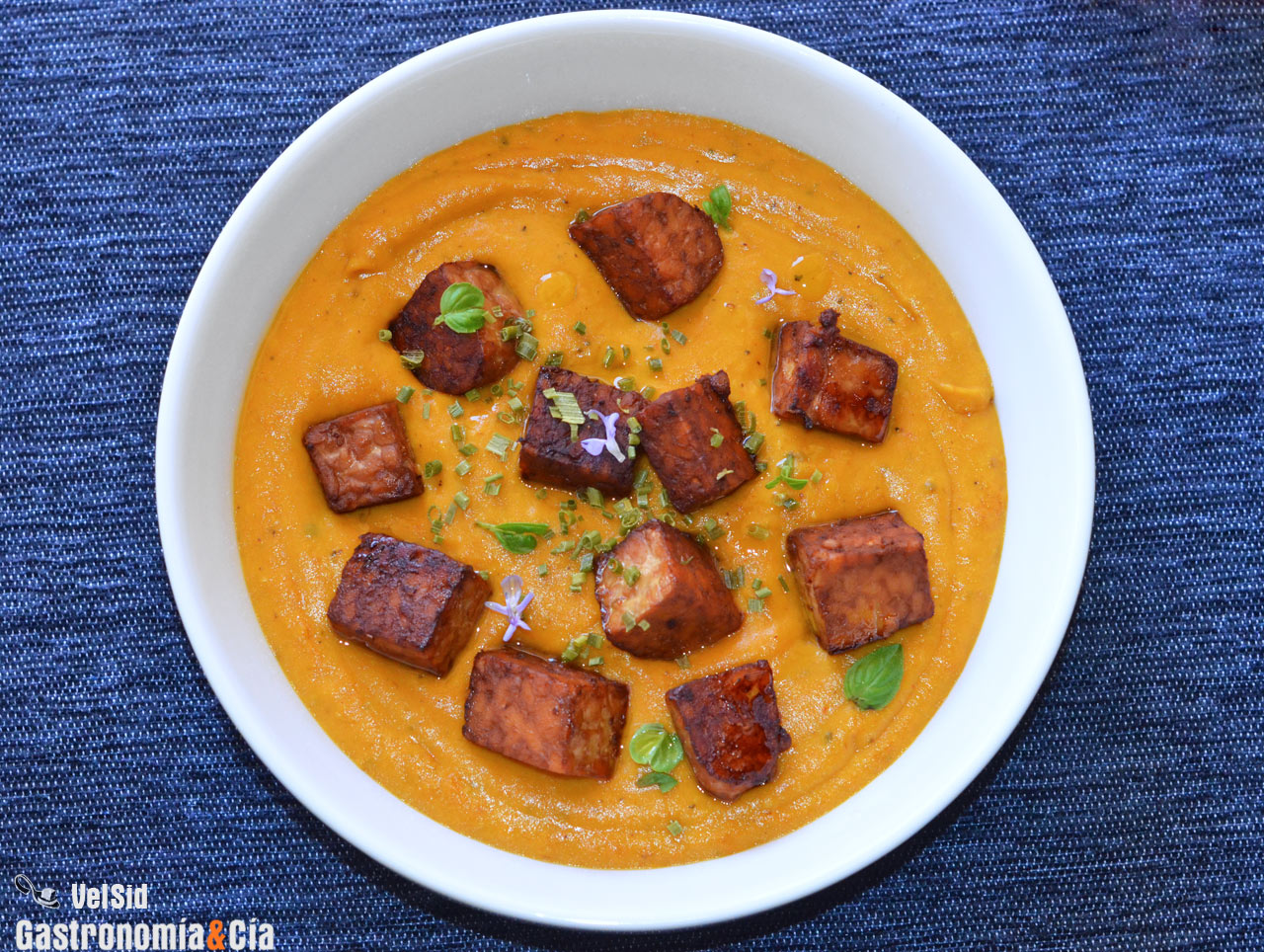 Crema de zanahoria al curry con leche de coco y tempeh 