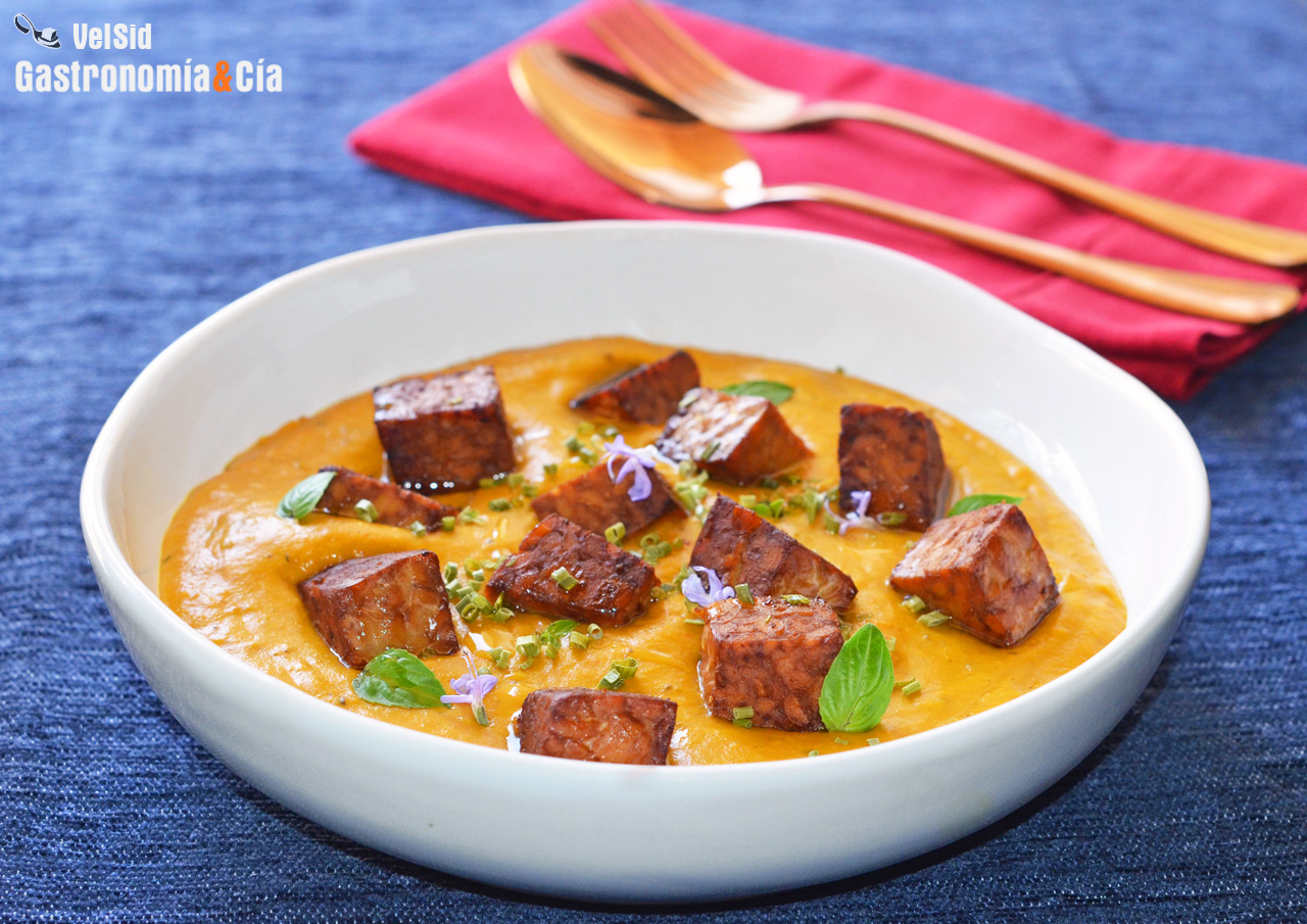 Crema de zanahoria al curry con leche de coco y tempeh 