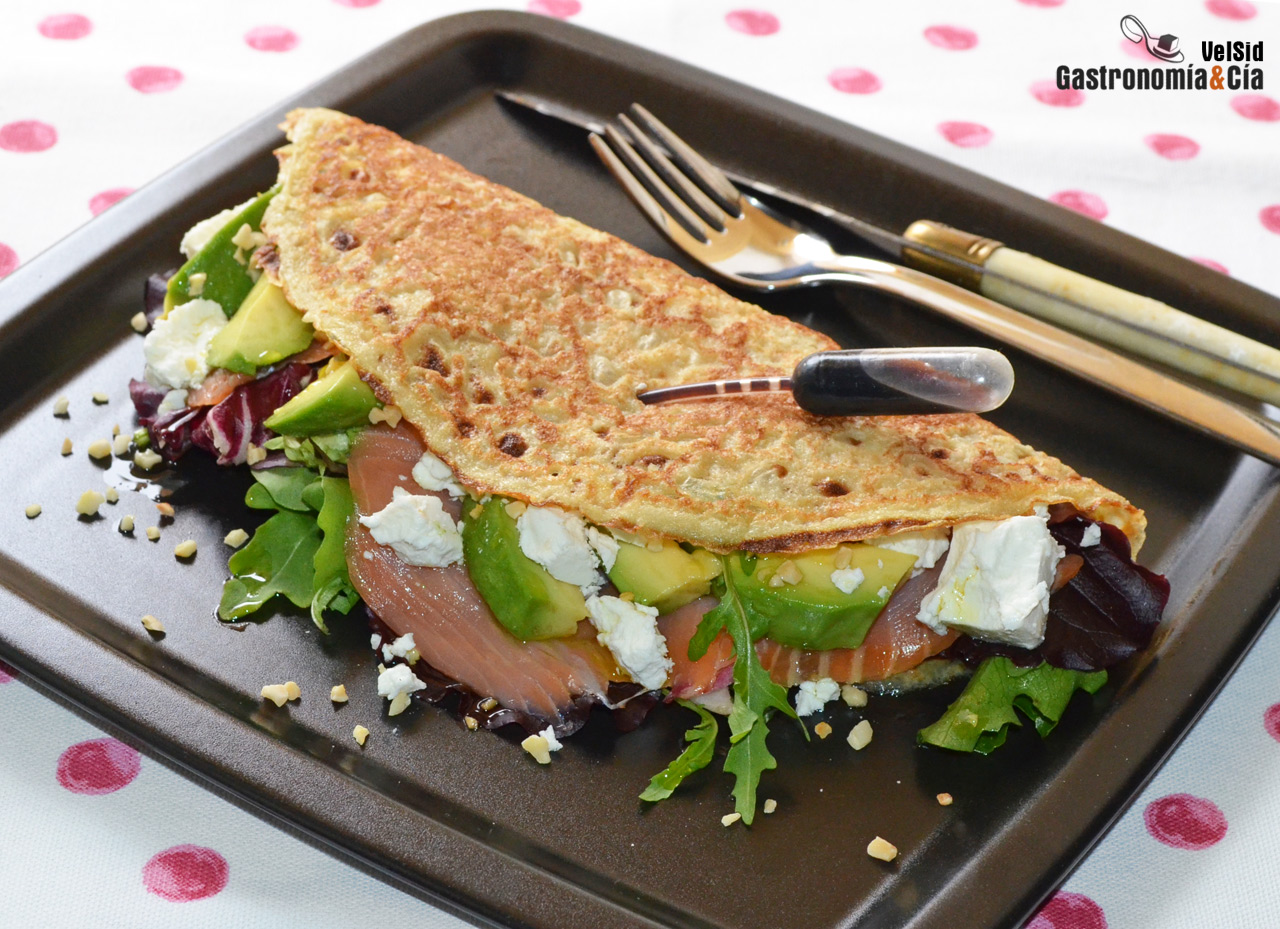 Crêpes rellenas de aguacate y salmón ahumado