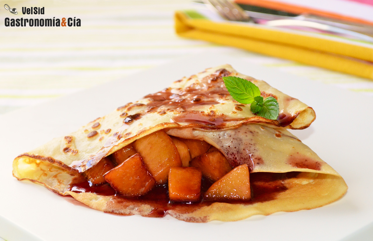 Crepes con melocotón y gelée de vino