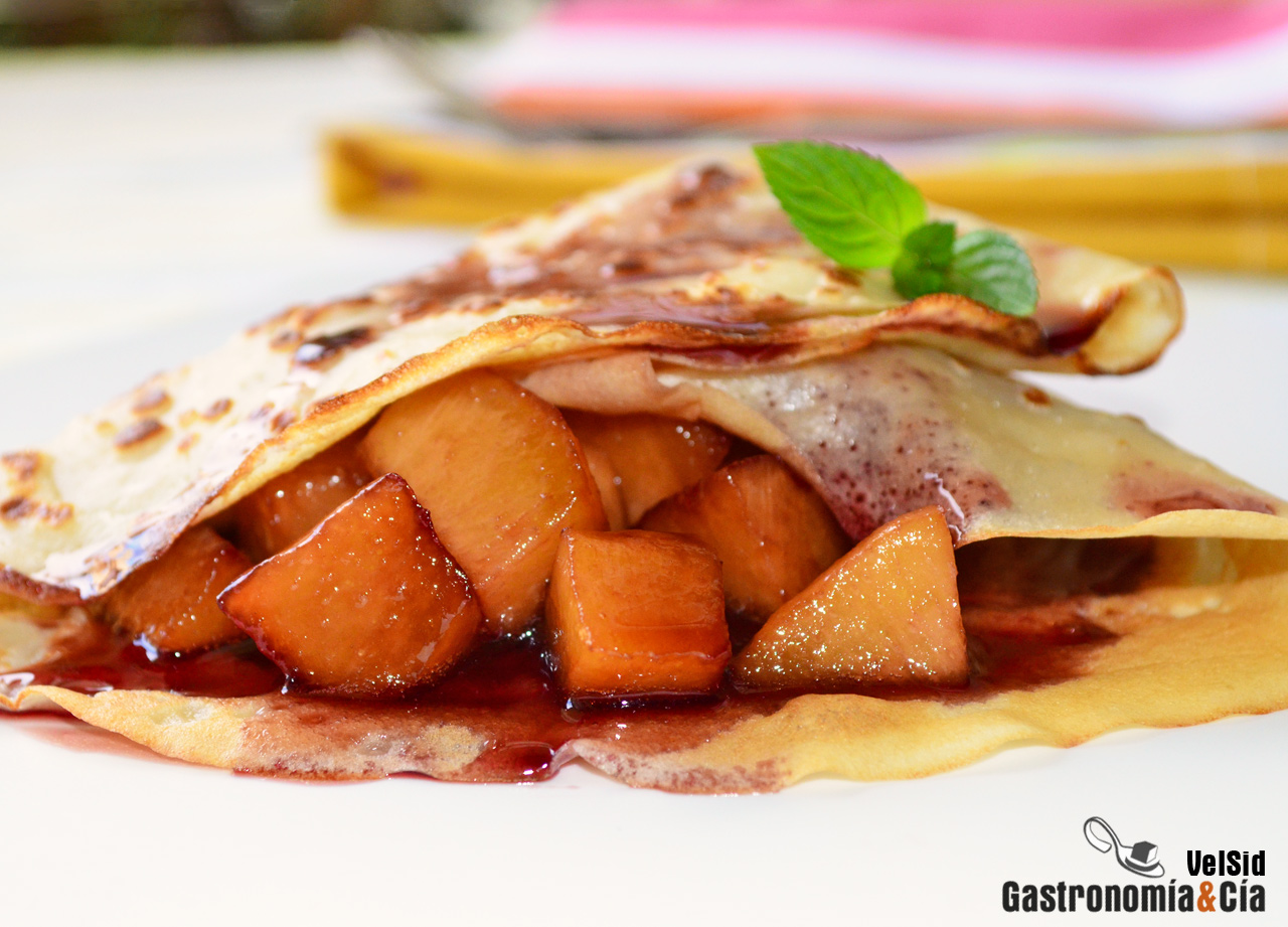 Crepes con melocotón y gelée de vino