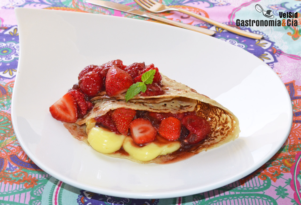 Crepes rellenas de crema, fresas y frambuesas