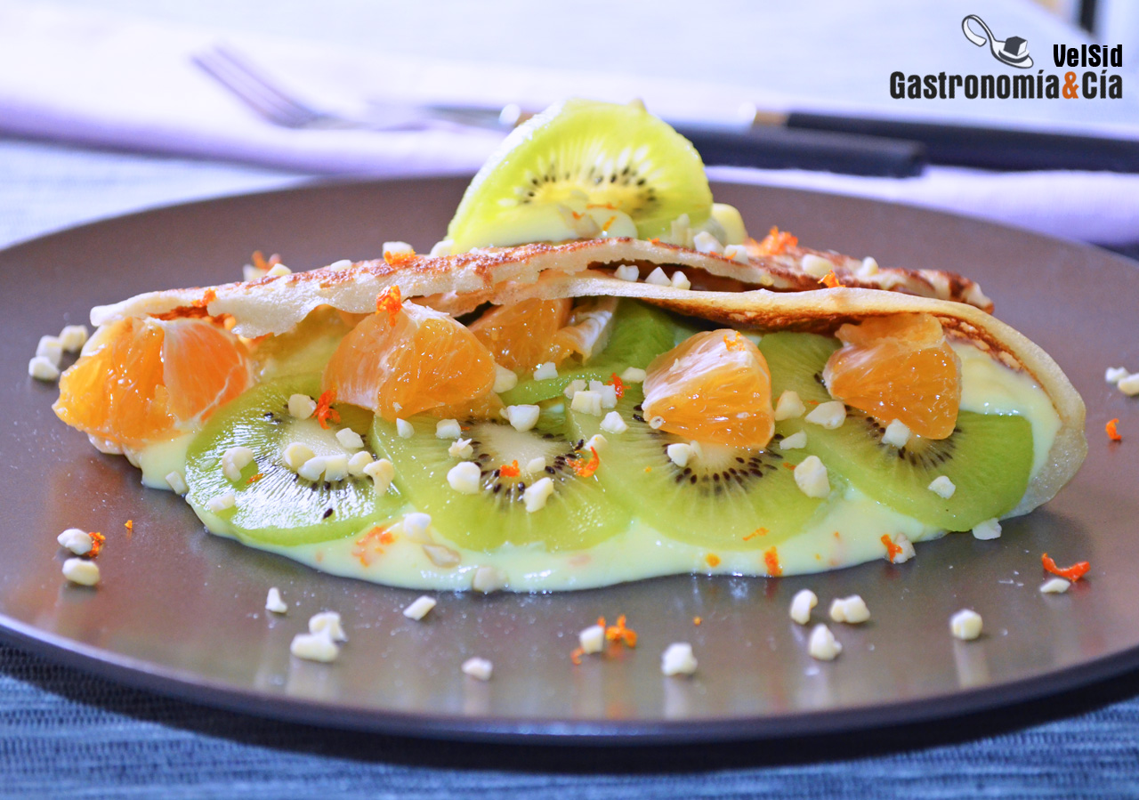 Crepes rellenas de crema de mandarina y kiwi