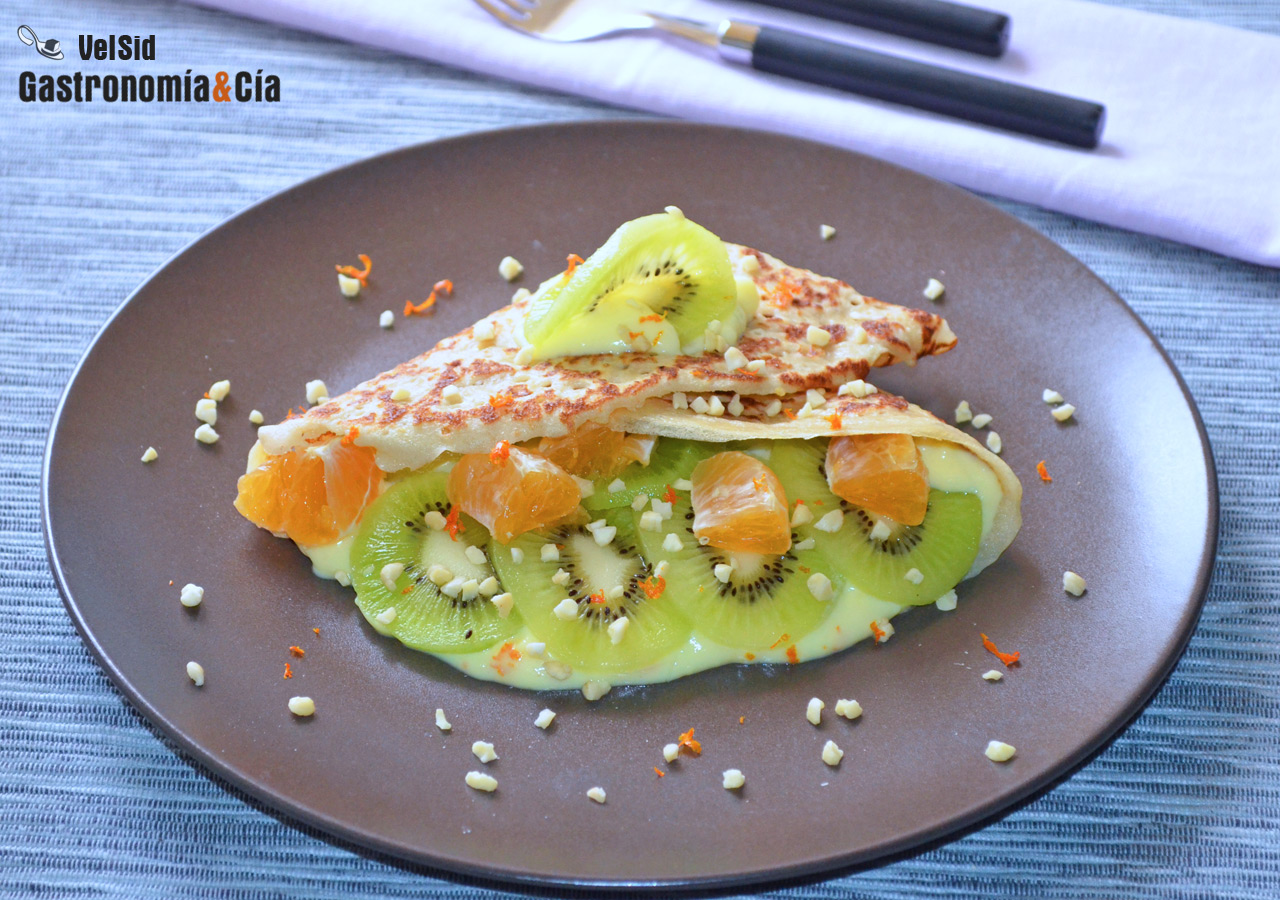 Crepes rellenas de crema de mandarina y kiwi