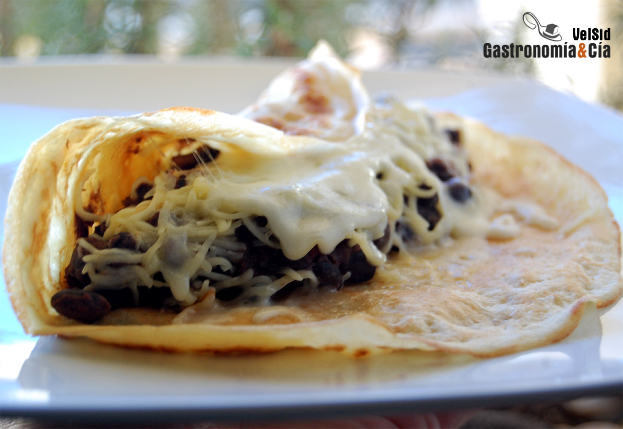 Crepes rellenos de fríjoles refritos