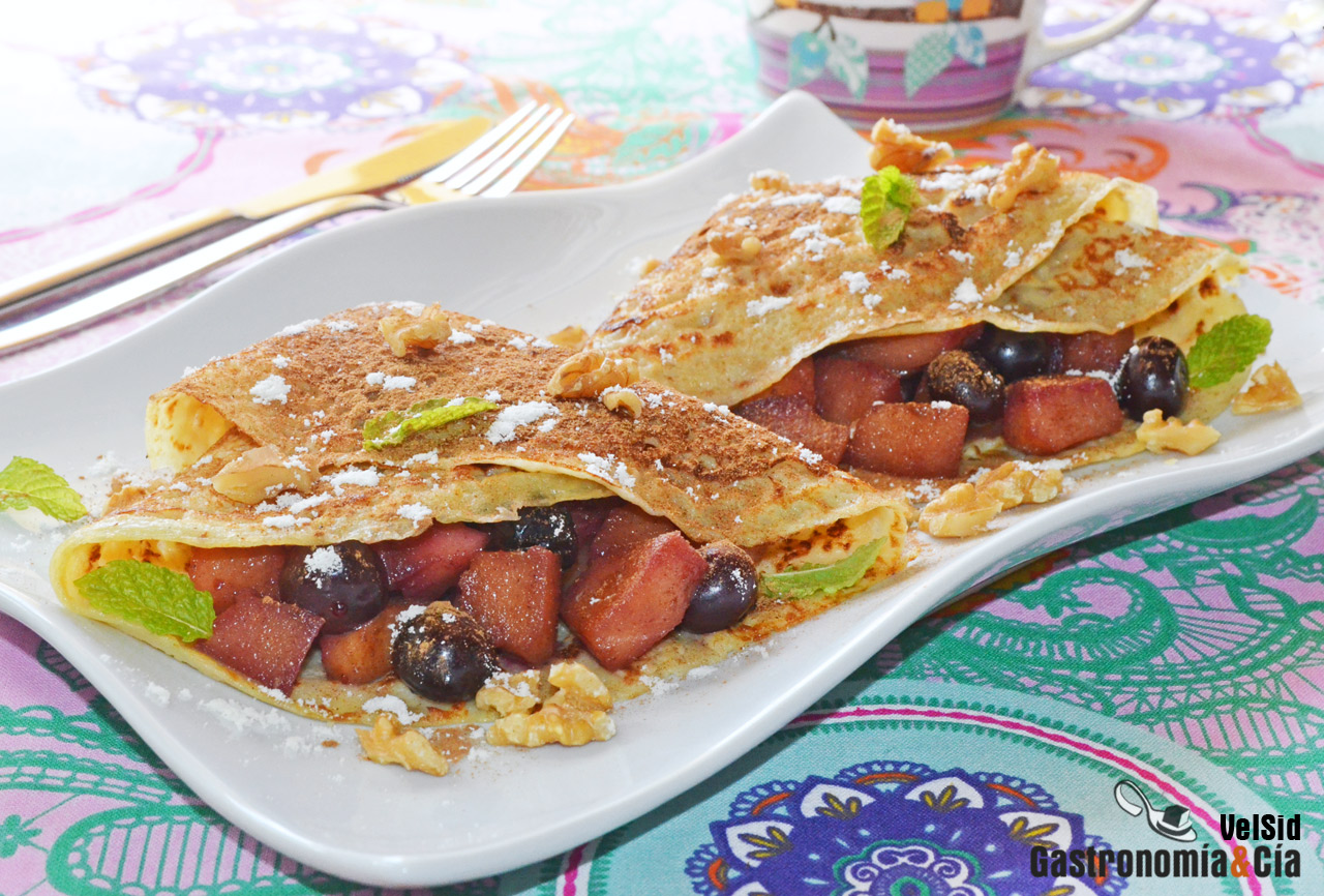 Crepes con manzana caramelizada y arándanos