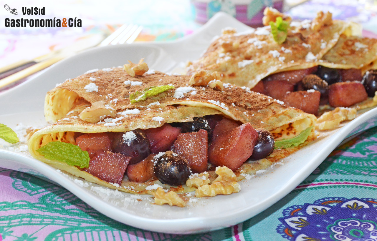 Crepes con manzana caramelizada y arándanos