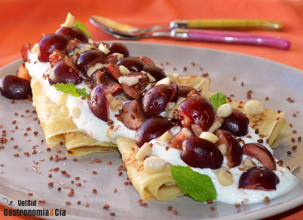 Crepes con cerezas, almendras y skyr vainillado
