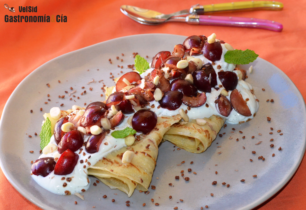 Crepes con cerezas, almendras y skyr vainillado