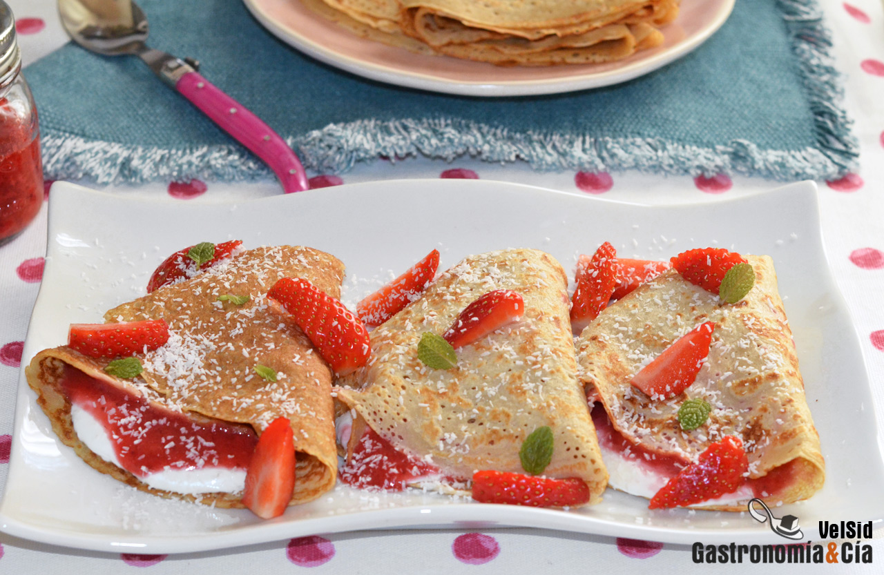 Crepes rellenos de queso, coco y mermelada de fresa