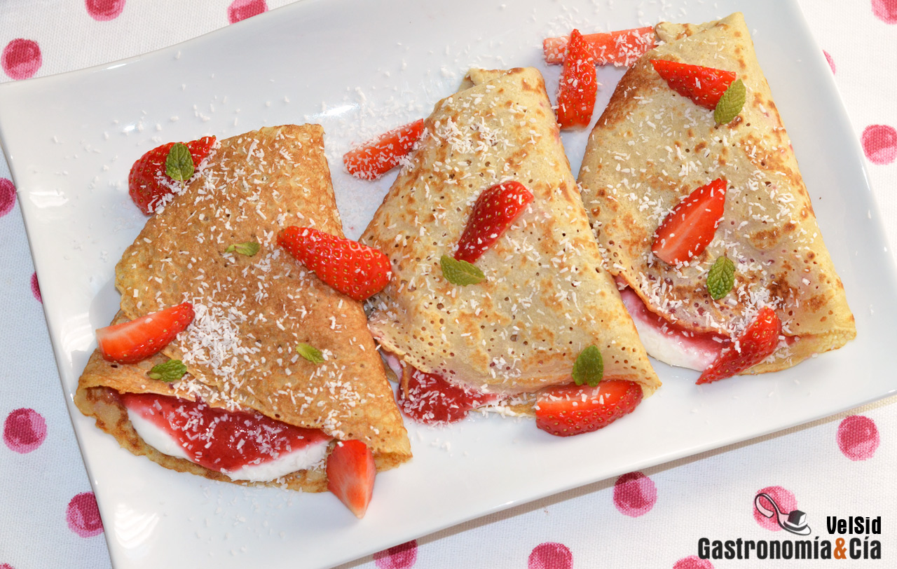 Crepes rellenos de queso, coco y mermelada de fresa