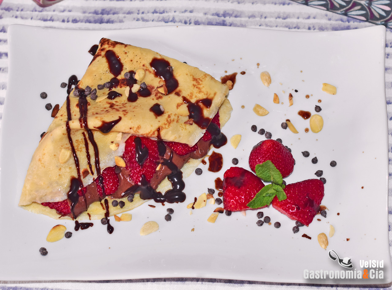 Crepes con fresas y dos chocolates