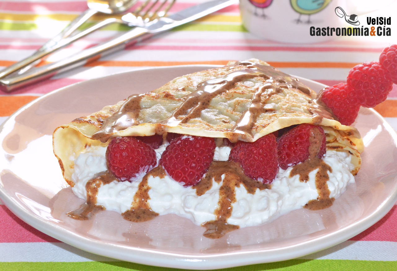 Crepes de avena con queso cottage, frambuesas y avellan