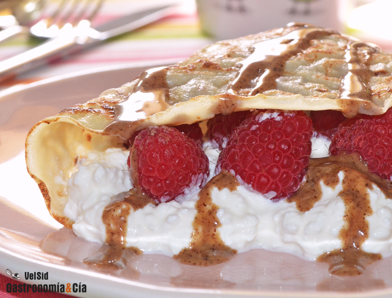 Crepes de avena con queso cottage, frambuesas y avellan