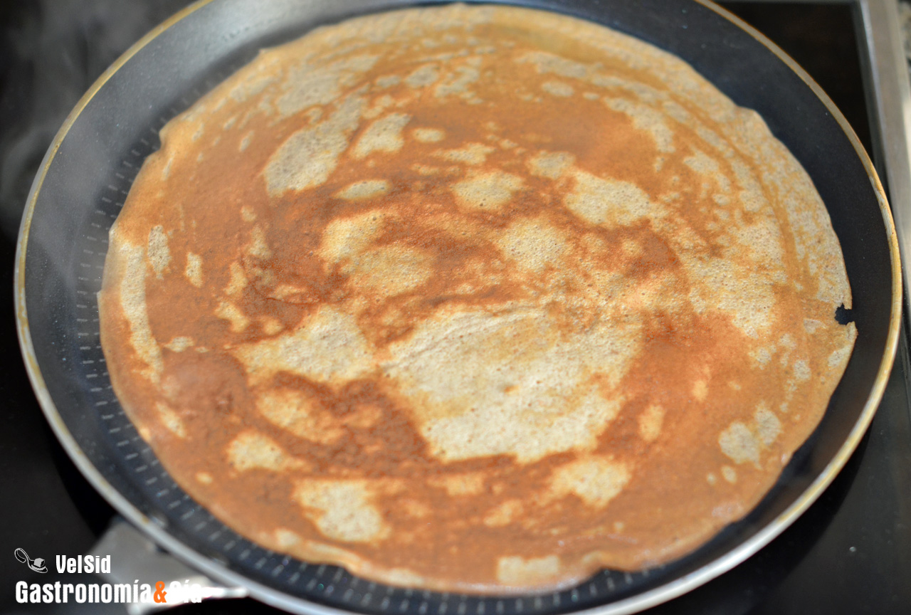 Crepes de espelta con plátano, fresas y pistachos