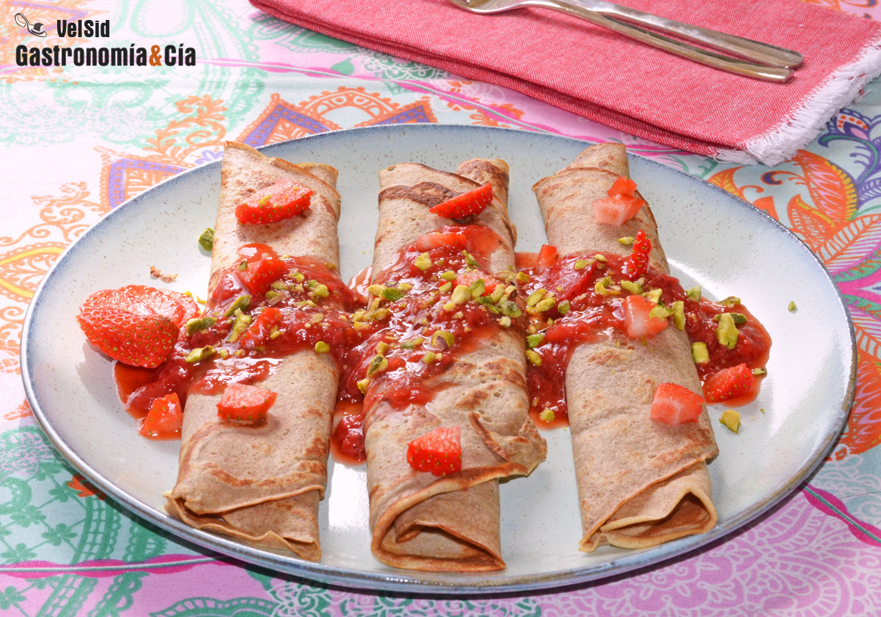 Crepes de espelta con plátano, fresas y pistachos