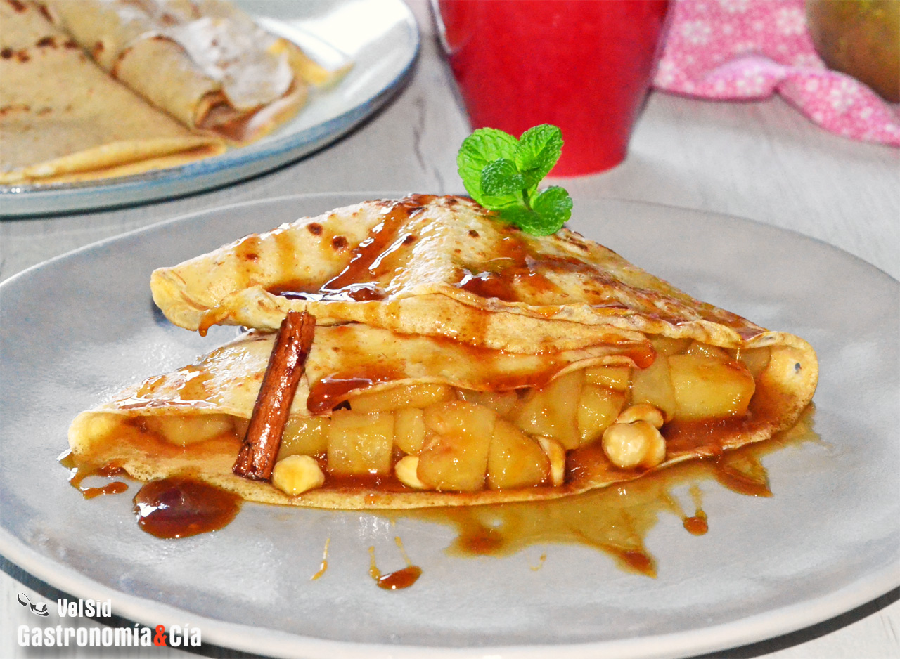 Crepes con peras y jugo de mandarina