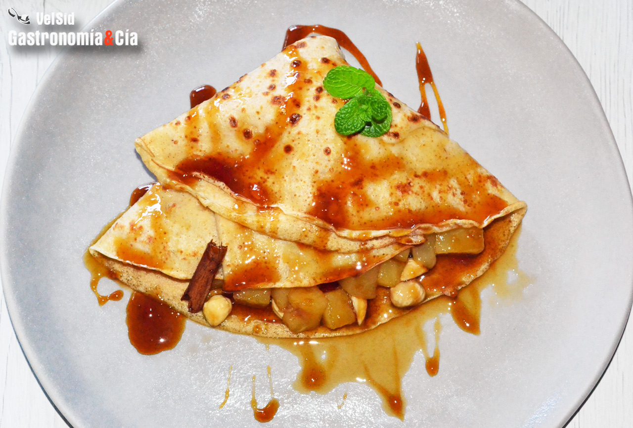 Crepes con peras y jugo de mandarina