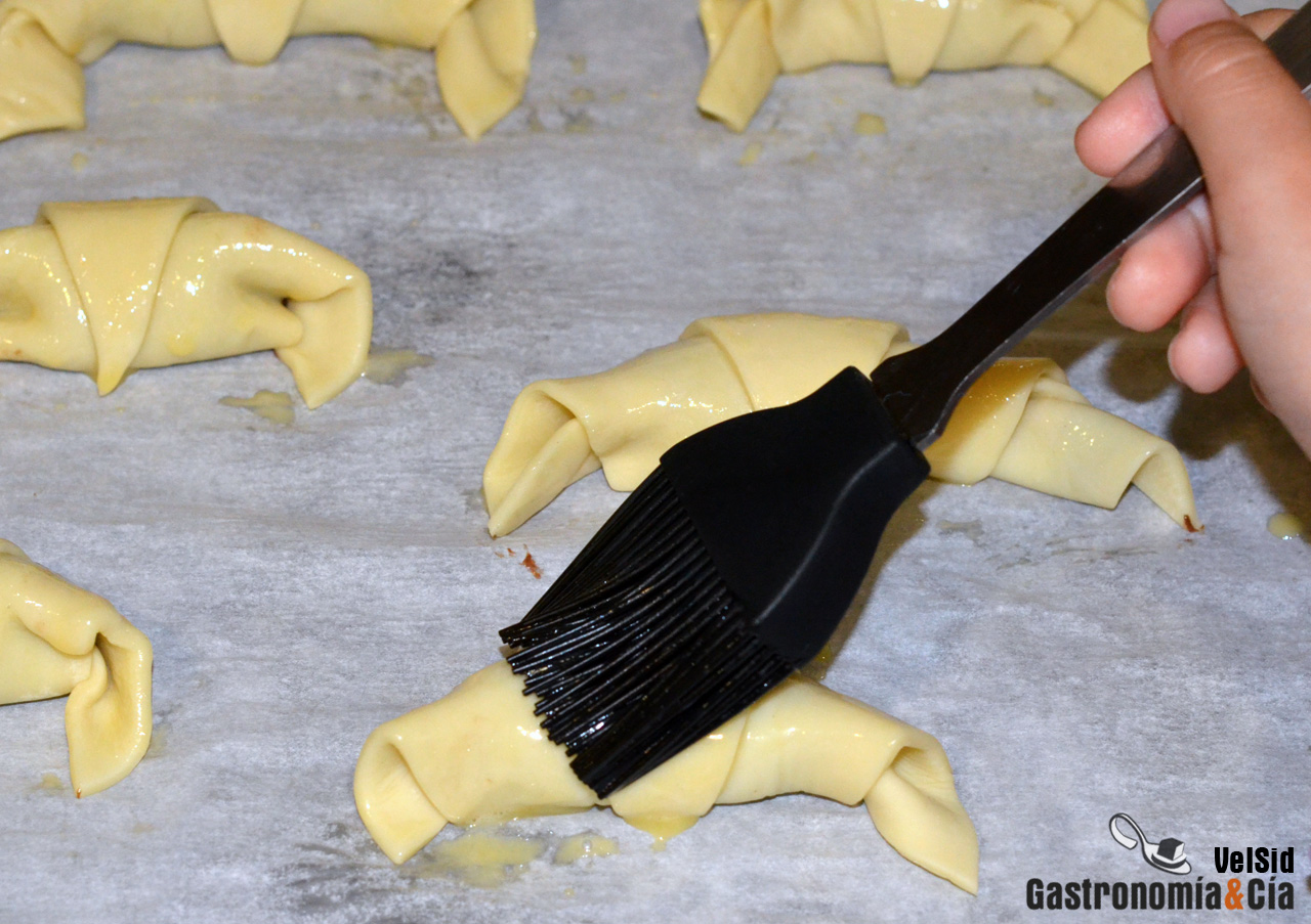 Croissants de chocolate con dos ingredientes