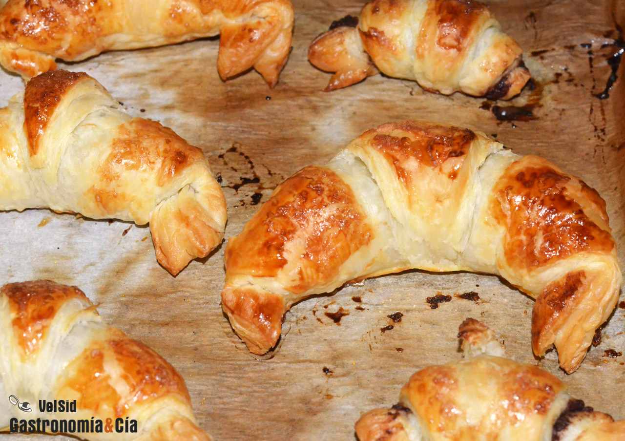 Croissants de chocolate con dos ingredientes