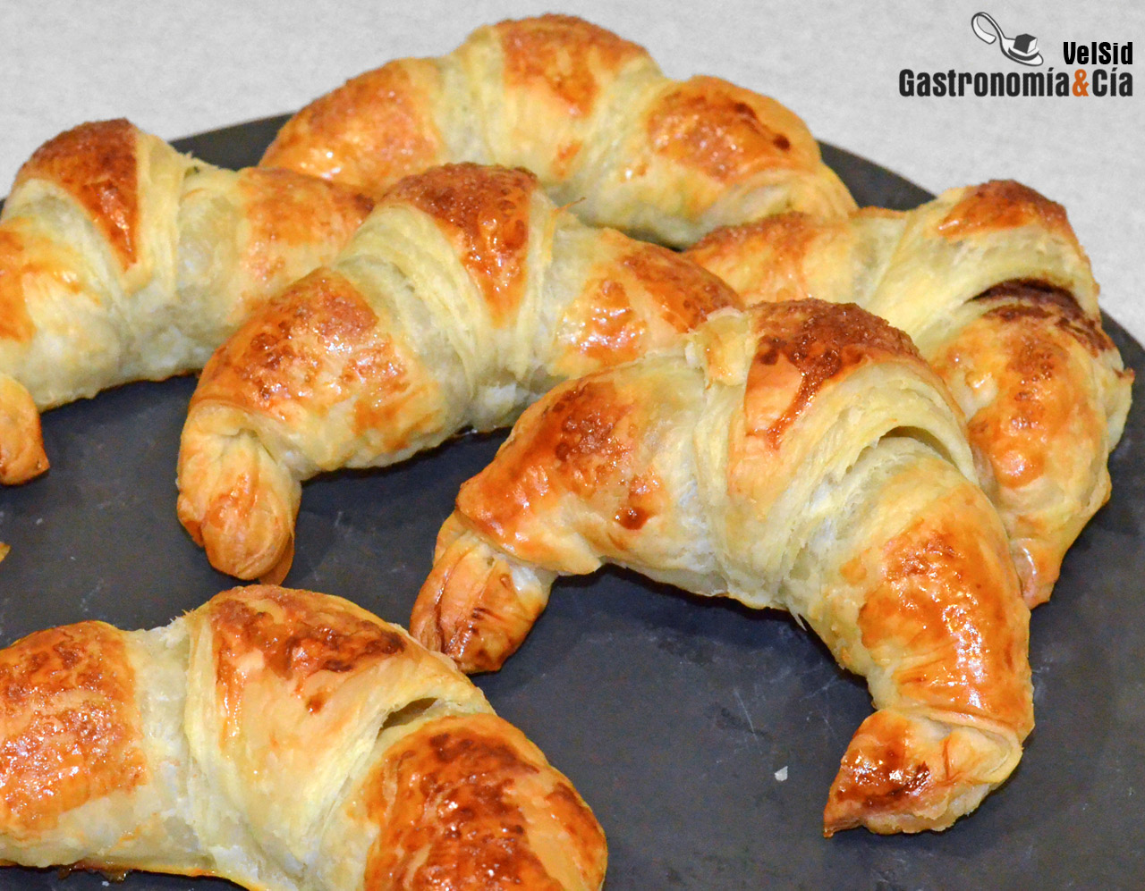Croissants de chocolate con dos ingredientes