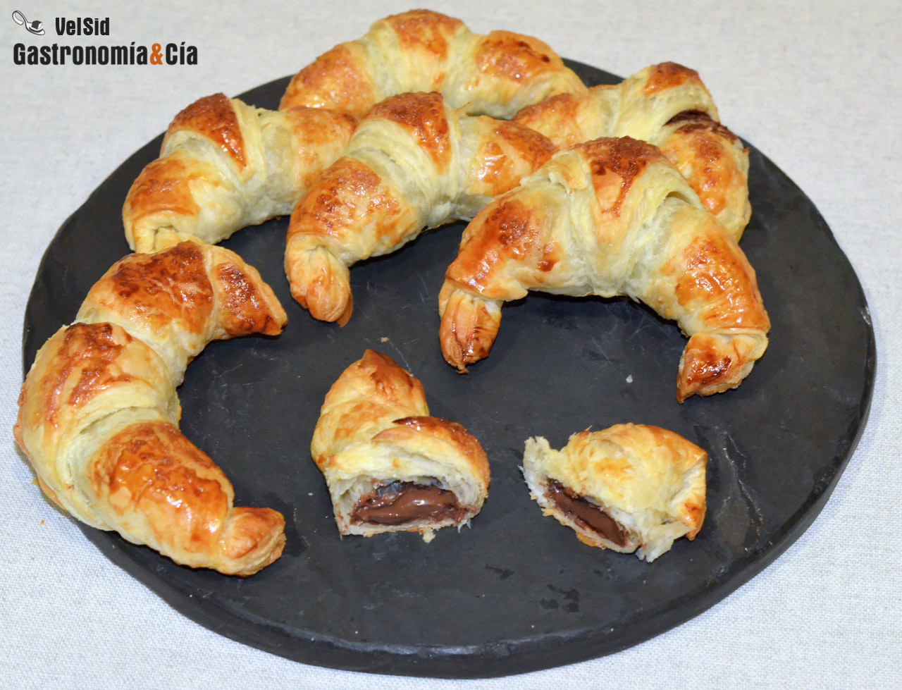Croissants de chocolate con dos ingredientes