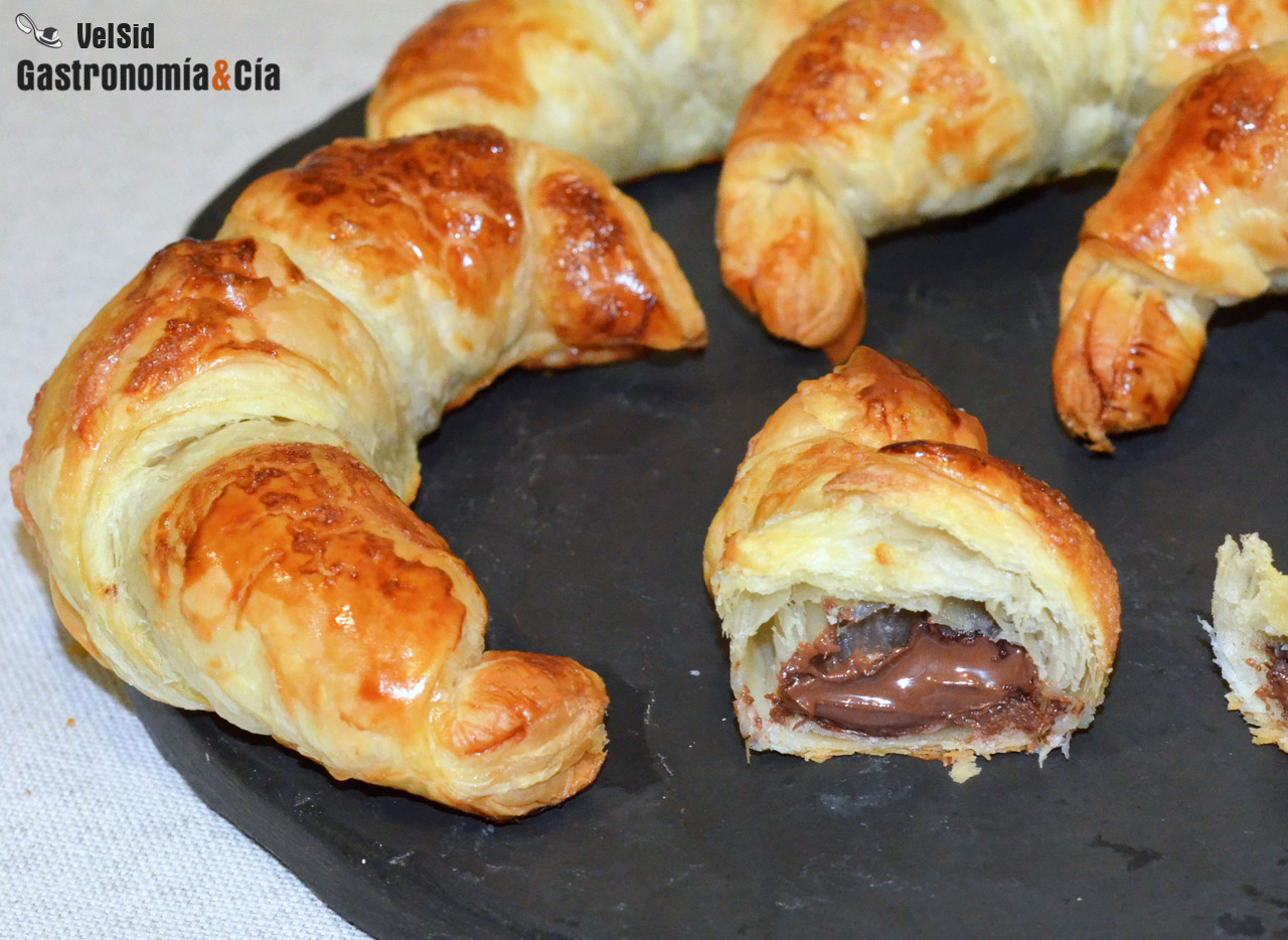 Croissants de chocolate con dos ingredientes