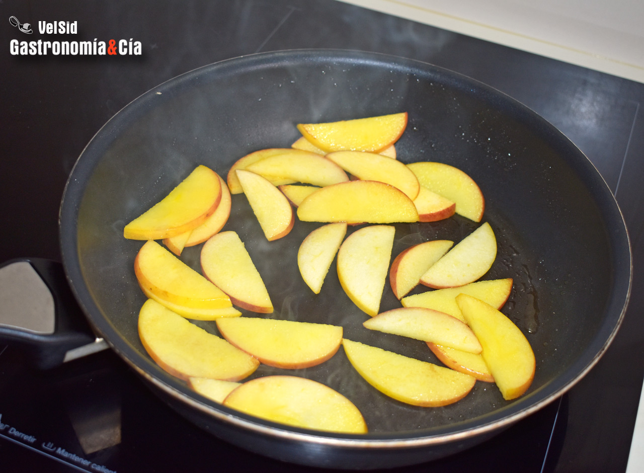 Croissants a la plancha con manzana y canela