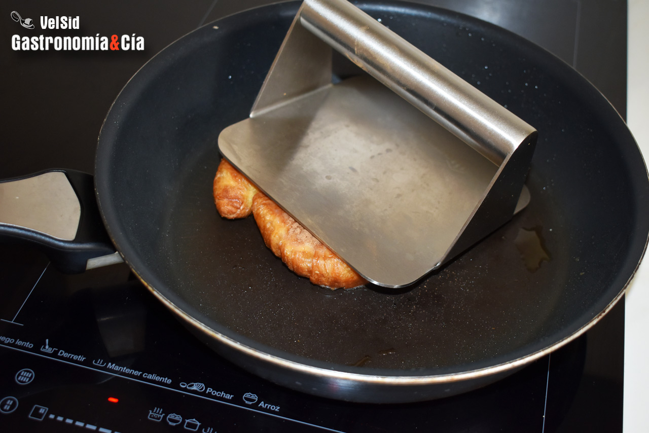 Croissants a la plancha con manzana y canela