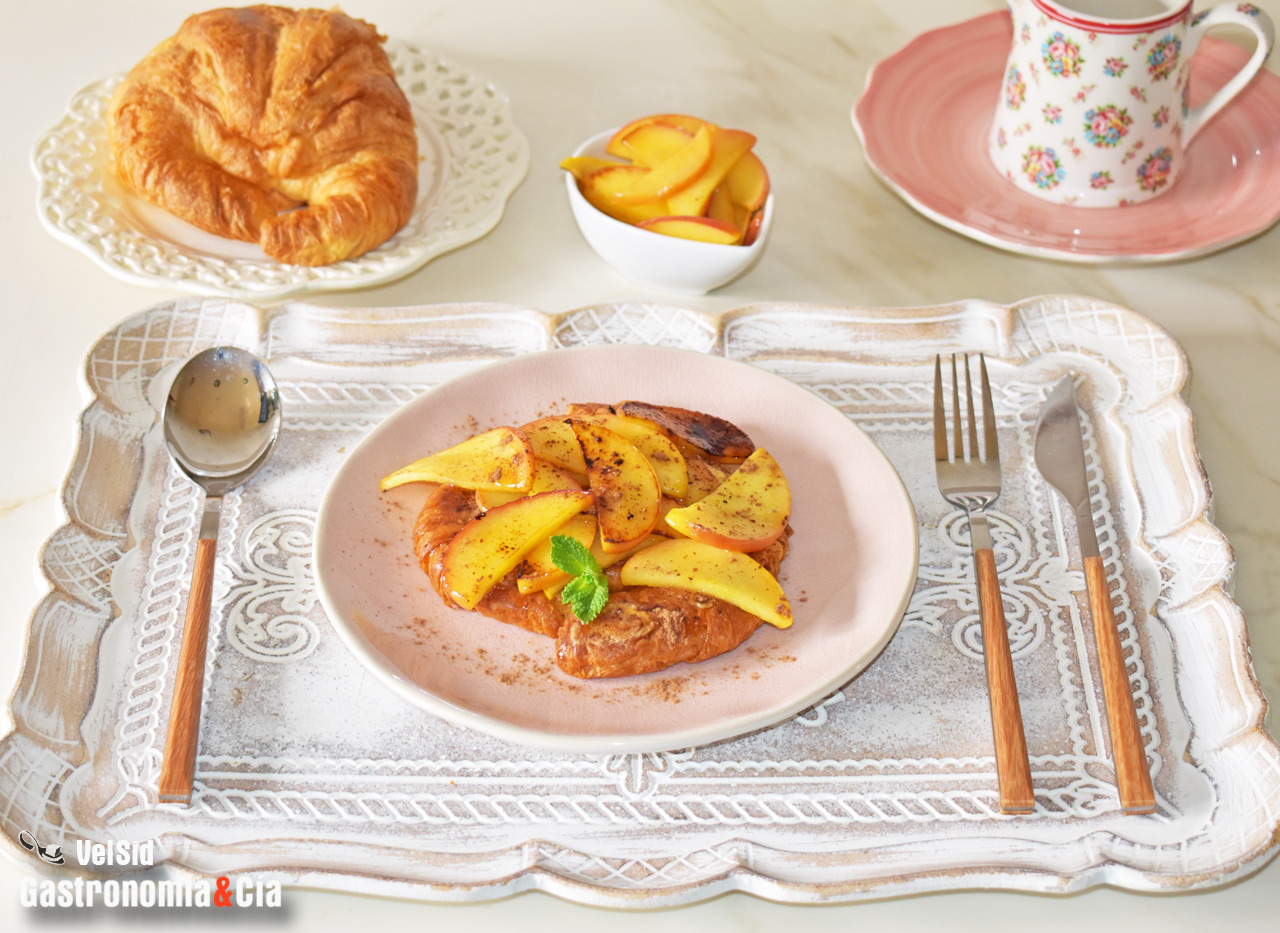 Croissants a la plancha con manzana y canela