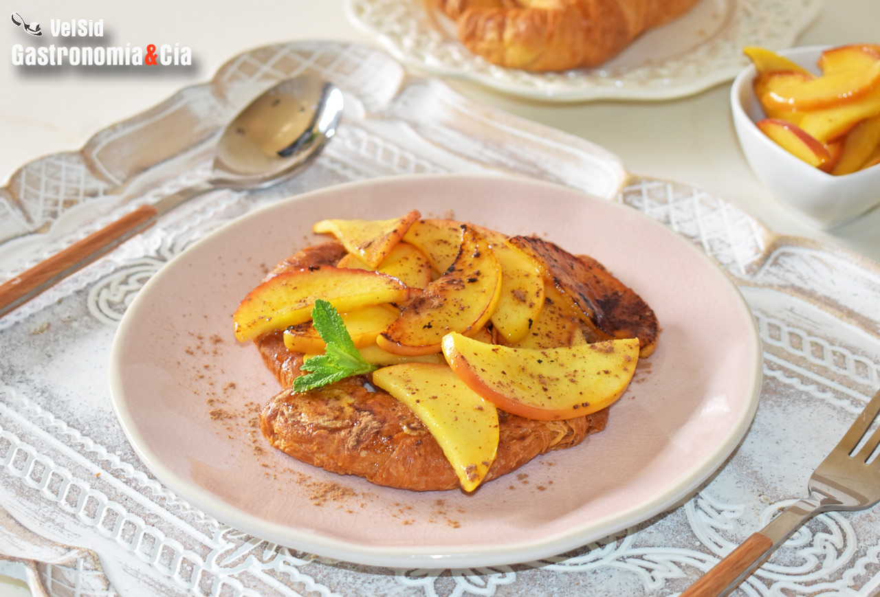 Croissants a la plancha con manzana y canela