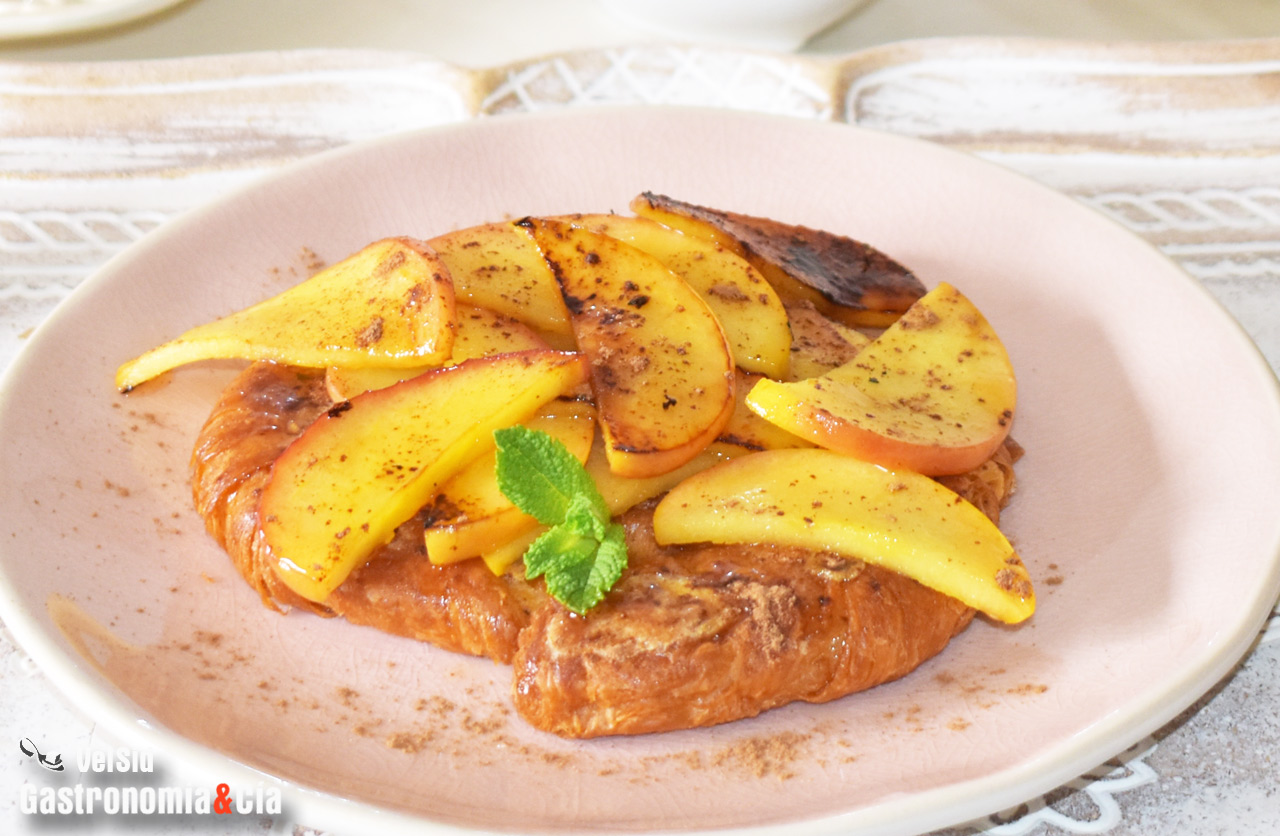 Croissants a la plancha con manzana y canela