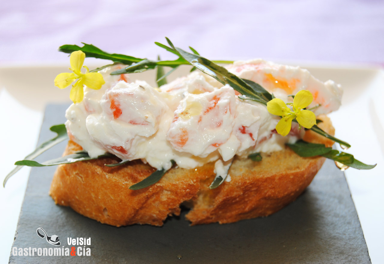 Crostini de salmón marinado con queso, rúcula y sus flo
