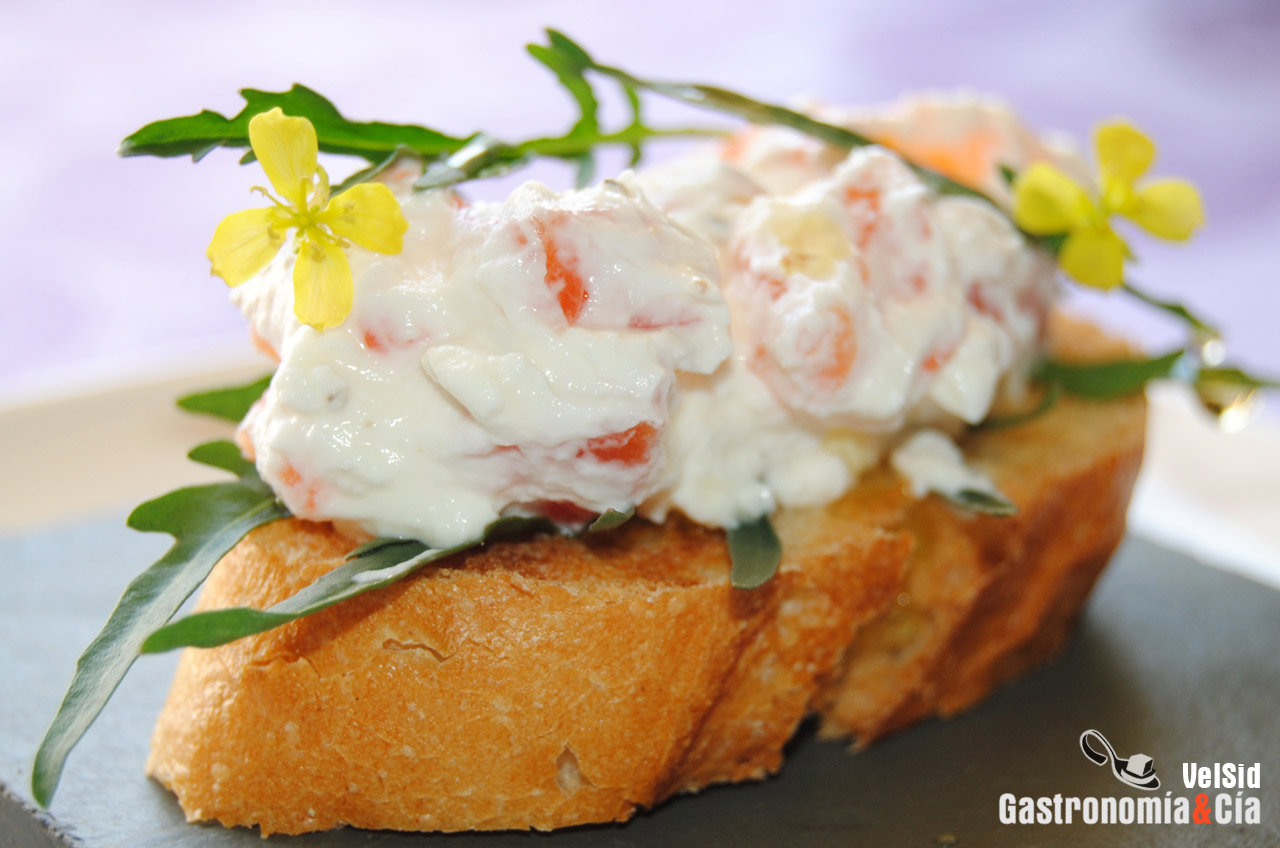 Crostini de salmón marinado con queso, rúcula y sus flo