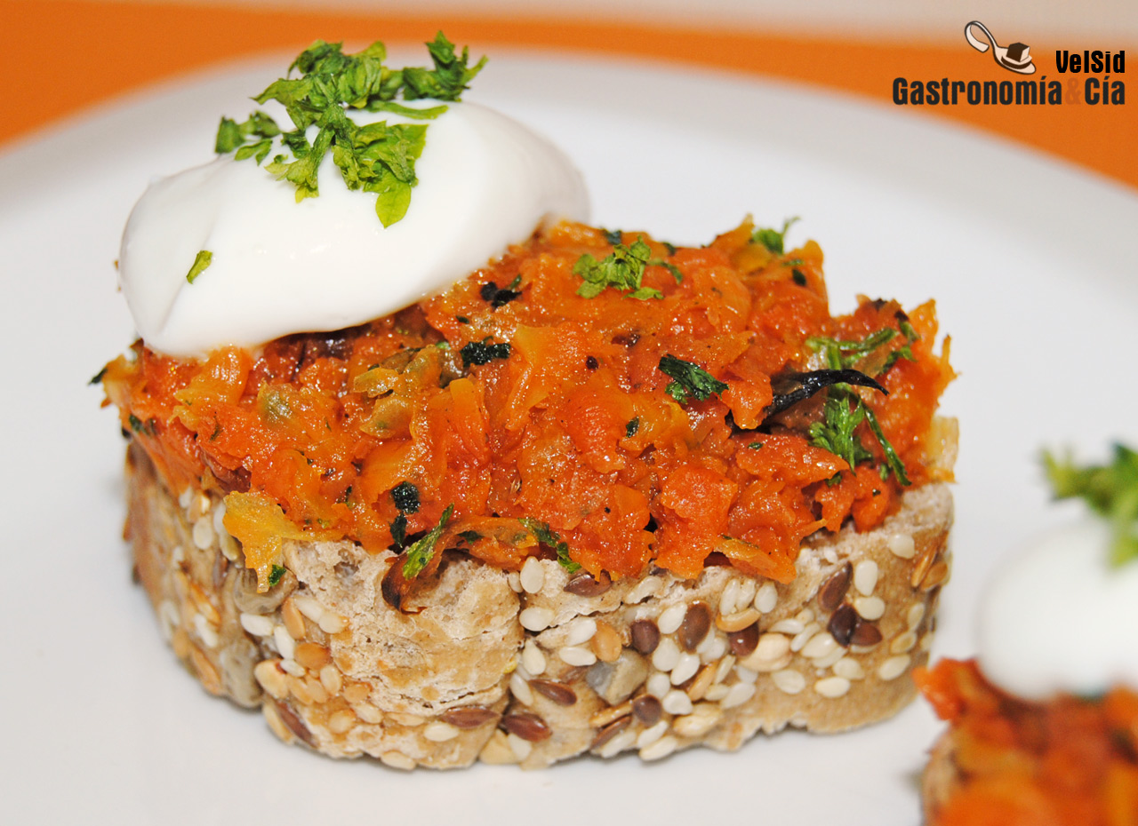 Crostini de cereales con zanahoria y queso fresco