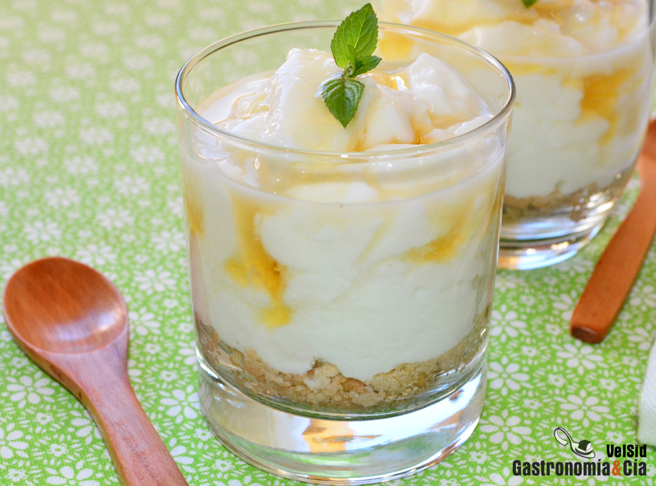 Cuajada con galleta, avellana y miel
