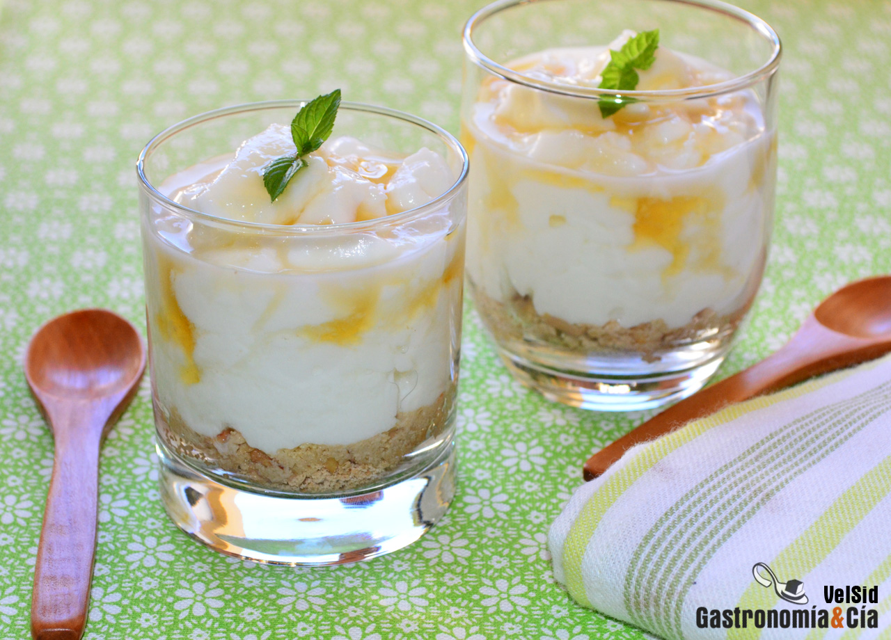 Cuajada con galleta, avellana y miel