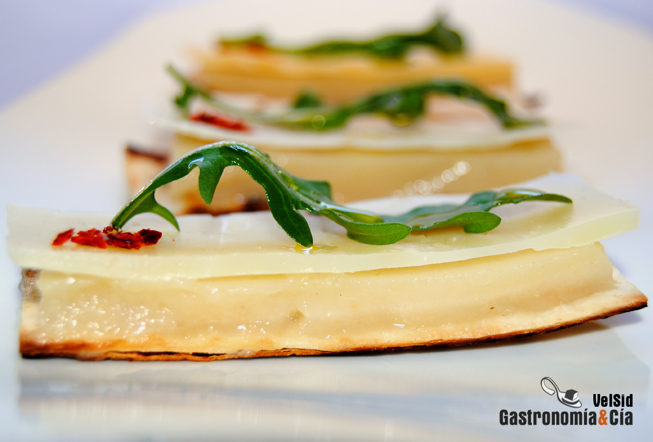 Coca de queso de oveja y cuajada de pera Sichuan