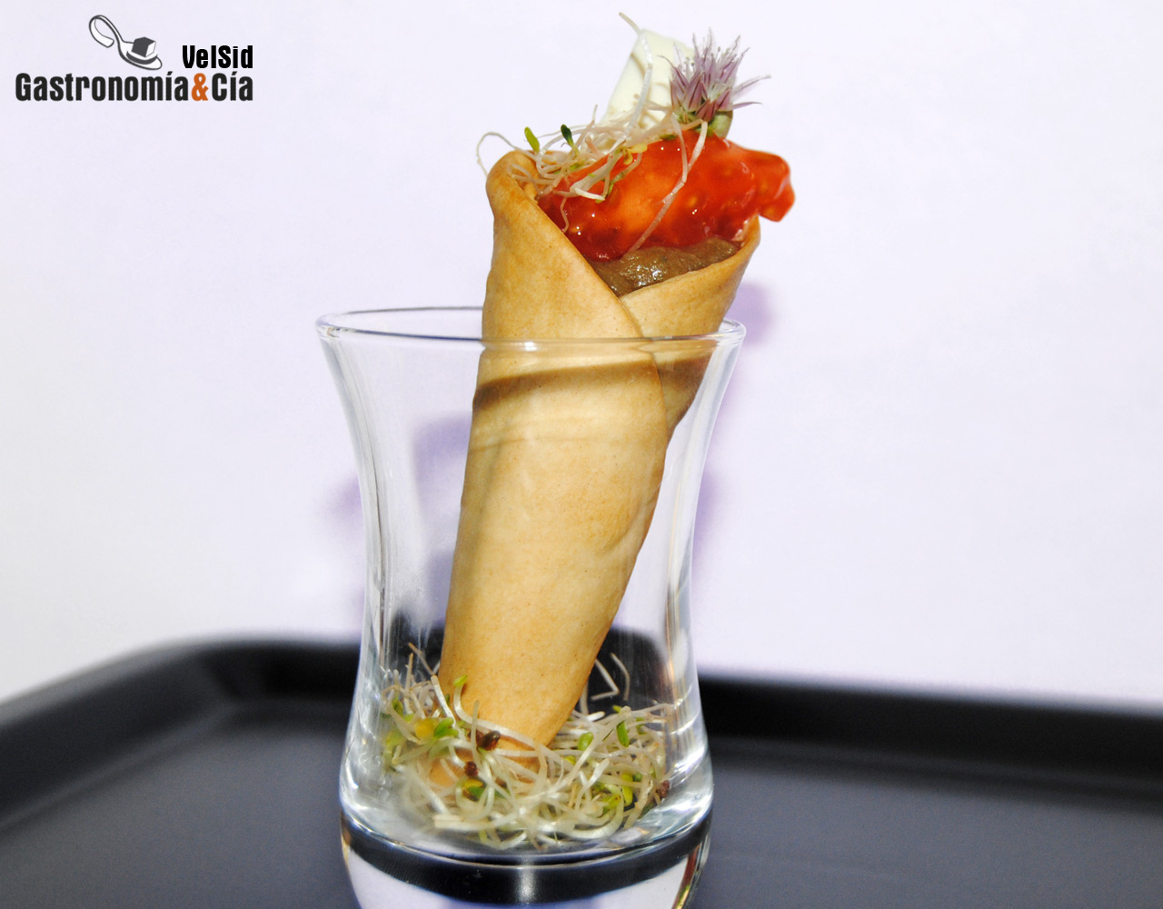 Cucurucho de berenjena y queso feta