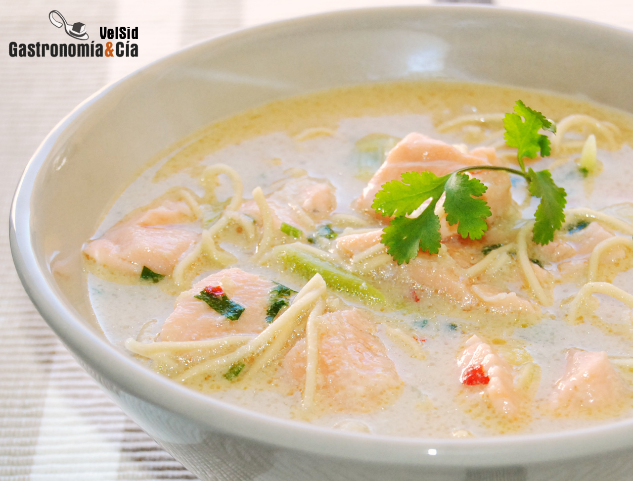 Curry laksa de salmón